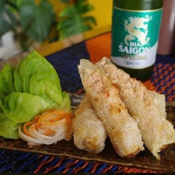 [อร่อยซ่ากับโค้ก] ปอเปี๊ยะทอด +  โค้ก ออริจินัล (กระป๋อง) + โค้ก ไม่มีน้ำตาล (กระป๋อง) 