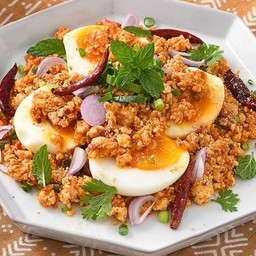ข้าวลาบไข่ต้ม
