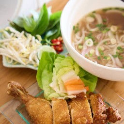 [อร่อยซ่ากับโค้ก] เฝอไก่ทอด +  โค้ก ไม่มีน้ำตาล (กระป๋อง) + โค้ก ออริจินัล (กระป๋อง) 