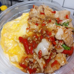 ไข้ข้นกะเพราหมูสามชั้นสไลด์ราดข้าว