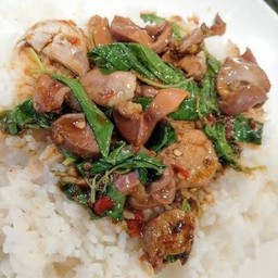 ข้าวกระเพราเครื่องในไก่