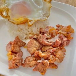 ทอดกระเทียม ราดข้าว