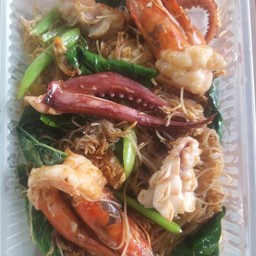 ผัดมาม่าใส่ไข่กุ้ง หมึก