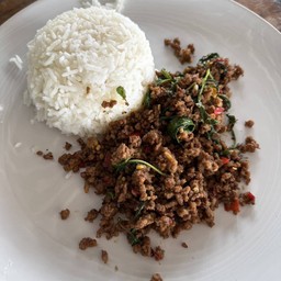 ข้าวกระเพราเนื้อสับ (โคขุน) พริกแห้ง