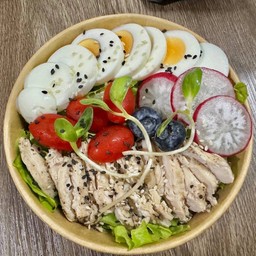 สลัดอกไก่ไข่ต้ม