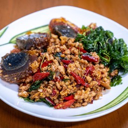 กะเพราไข่เยี่ยวม้า