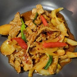 เป็นกับข้าวเนื้อสดผัดพริกเผา