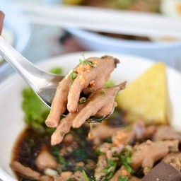 ก๋วยเตี๋ยวเนื้อไก่ตีนไก่