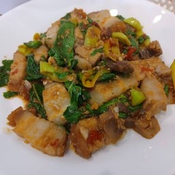 ผัดกะเพราหมูกรอบ(กับข้าว)