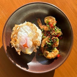 กุ้งคั่วพริกเกลือราดข้าว ไข่เป็ดดาว "Stir fried Shrimp with Garlic and Chili"
