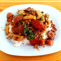 ข้าวกะเพราสามสหาย หมูสับ+กุญเชียง+หมูยอ