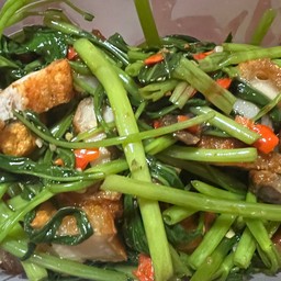 ผัดผักบุ้งหมูกรอบ(กับข้าว)