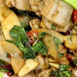 ข้าว กะเพราหมูสามชั้น ใส่หน่อไม้ดอง