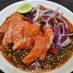 ยำน้ำปลาร้าแซลมอนเพิ่มไข่แดงเค็ม