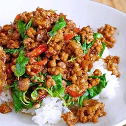 กระเพราหมูสับราดข้าว