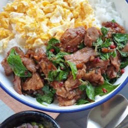 หมูชิ้นผัดใบโหระพา+ไข่ขยี้