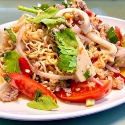 ยำมาม่าหมูยอหมูสับ