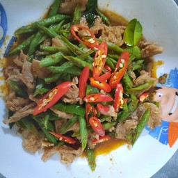 หมูสับผัดพริกแกงใส่ถั่วฝักยาวราดข้าว
