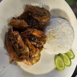 ข้าวราดกุ้งทอดกระเทียม