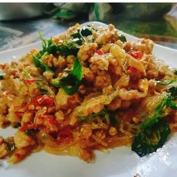 กระเพราวุ้นเส้นหมูสับราดข้าว