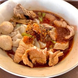 ใหญ่หมูน้ำตก ( ธรรมดา ) Big Flat Noodles with Nomtok Pork ( Normal )