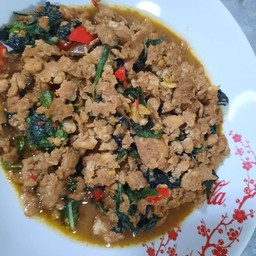 ผักกระเพราหมูสับราดข้าว