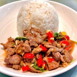 กะเพราเนื้อชิ้น ราดข้าว