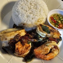 ข้้าวกะเพราทะเล (กุ้ง+หมึก)