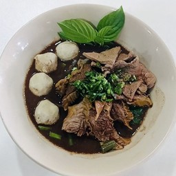 ก๋วยเตี๋ยวน้ำตกหมูตุ๋น