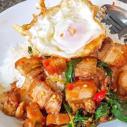 กะเพราหมูกรอบ (มีไข่ดาว)