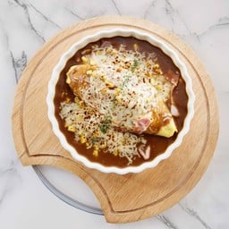 ข้าวห่อไข่หน้าข้าวโพด และเบคอนราดซอสแกงกะหรี่อบชีส