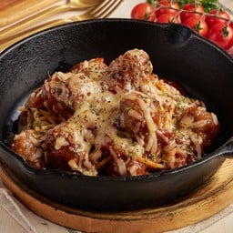 สปาเก็ตตี้มีทบอลราดซอสมะเขือเทศอบชีส