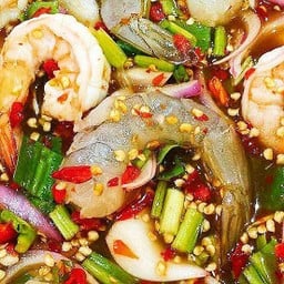 ยำกุ้ง สองใจ ( กุ้งสด vs กุ้งลวก )