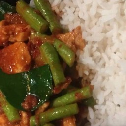 ข้าวผัดพริกแกงไก่