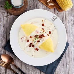 ข้าวห่อไข่หน้าเบคอนและเห็ดราดครีมซอส