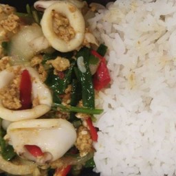 ข้าวผัดผงกะหรี่ปลาหมึก