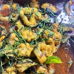 ปลาดุกผัดน้ำมันพริกแกง (กับข้าว)