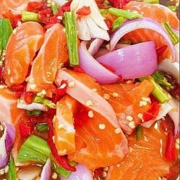 [อร่อยซ่ากับโค้ก] ยำแซลมอน +  โค้ก ออริจินัล (กระป๋อง)