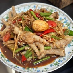 ส้มตำ ใส่ ตีนไก่