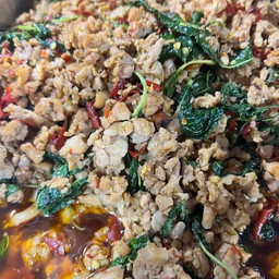 กะเพราหมูสับ (กับข้าว)