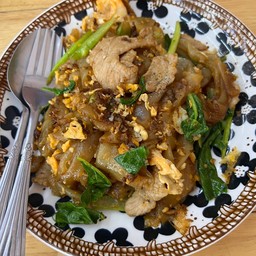 เส้นใหญ่ ผัดซีิอิ้ว หมู