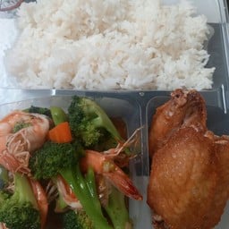 ข้าวผัดบร็อคโคลี่กุ้ง+ปลีกไก่ทอด