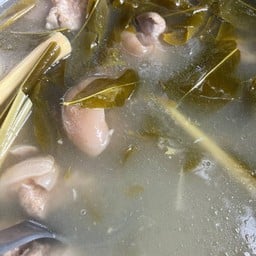แกงขาหมูใบชะมวง (กับข้าว)