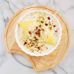 ข้าวห่อไข่หน้าเห็ดและเบคอนราดครีมซอสอบชีส