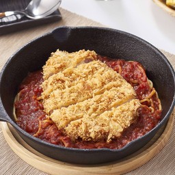 สปาเก็ตตี้หน้าหมูทอดราดซอสมะเขือเทศ