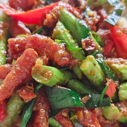 ข้าวผัดพริกแกงหมูแดดเดียว