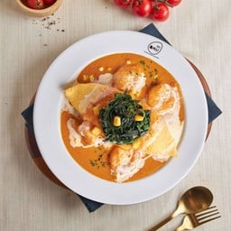 ข้าวห่อไข่หน้ากุ้ง ผักโขม และข้าวโพดราดซอสครีมมะเขือเทศ