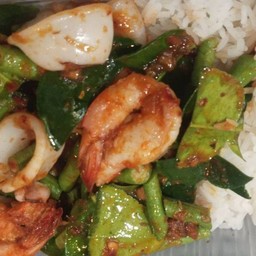 ข้าวผัดพริกแกงทะเล