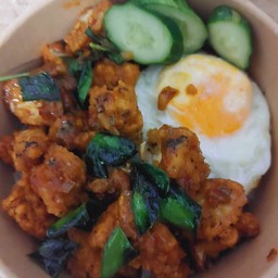 ข้าวพริกแกงไก่กรอบ แถมไข่ดาว