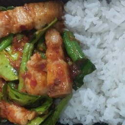 ข้าวผัดพริกแกงหมูสามชั้น
